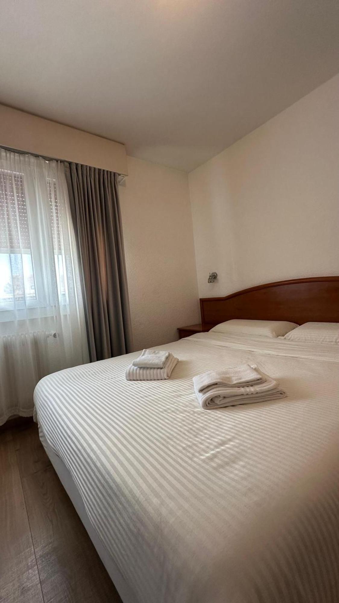 Hotel Du Quai Villeneuve Zewnętrze zdjęcie