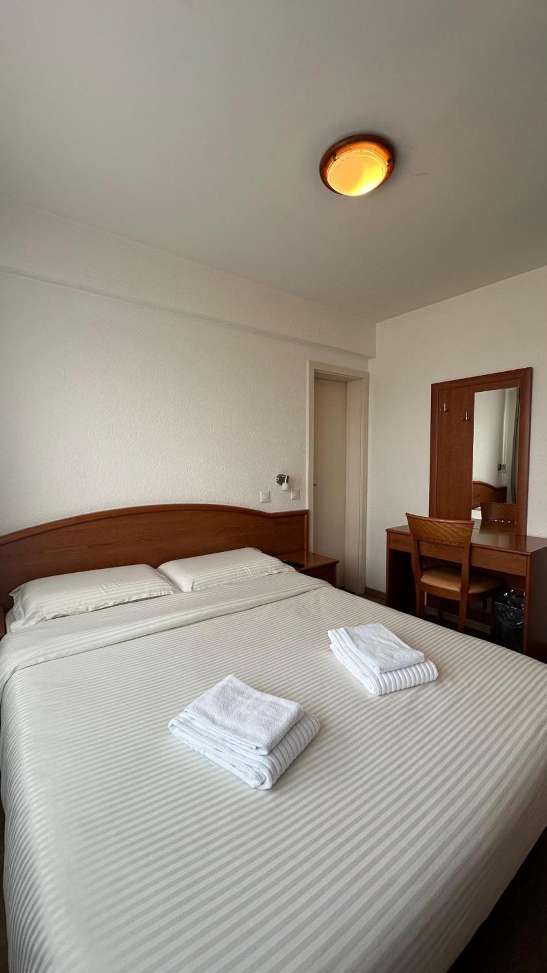 Hotel Du Quai Villeneuve Zewnętrze zdjęcie